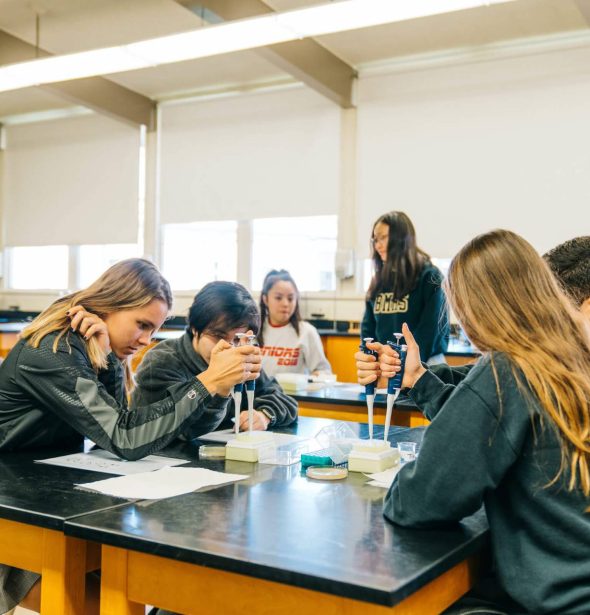 los_angeles_academics_sciencelab02 O Caminho Acadêmico Completo: Do Básico à Universidade nos EUA